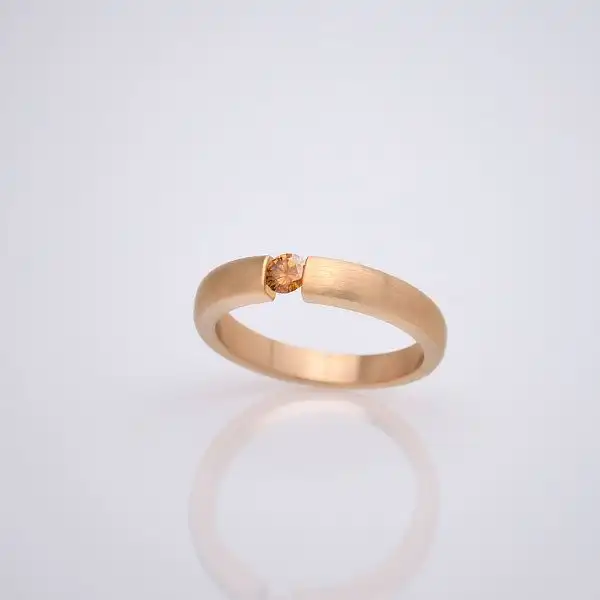 zm5-zlaty-zasnubni-prsten-minimalisticky.jpg.webp